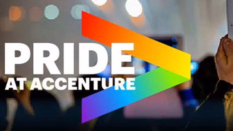 ¿Accenture paga la universidad?