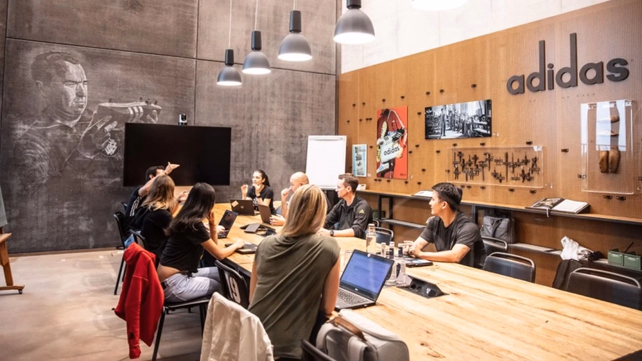 ¿Qué hace un vendedor de adidas?