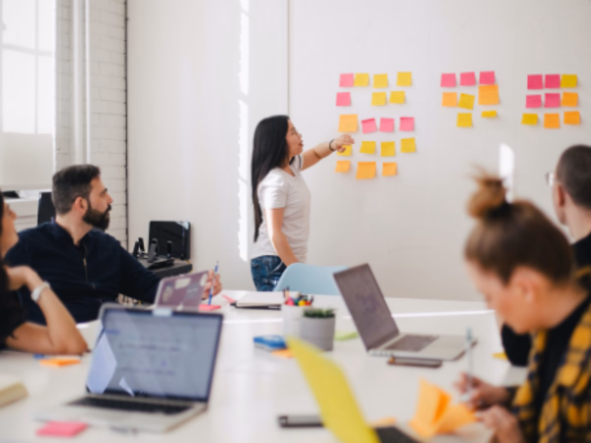 ¿Cómo debe ser un lugar de trabajo adecuado?