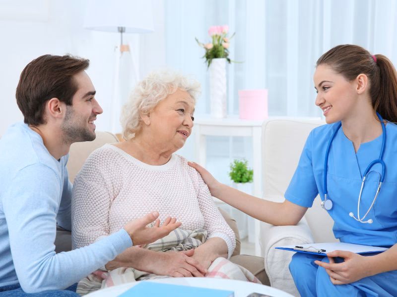 ¿Qué es un asociado de atención al paciente en un hospital?