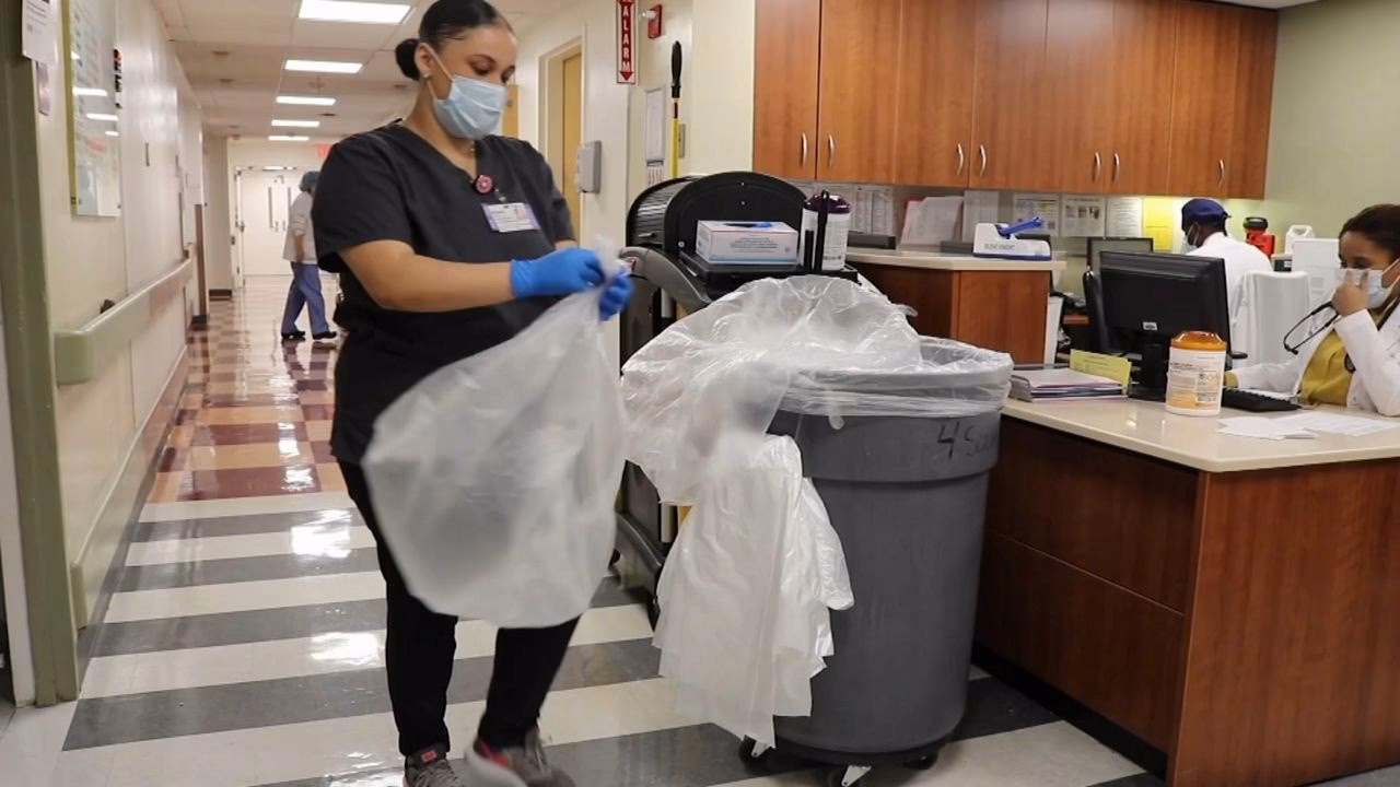 ¿Qué hace el personal de mantenimiento en un hospital?