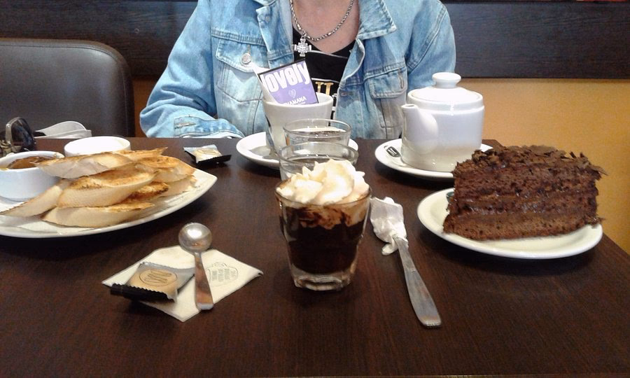 ¿Cuánto cobran en Café Martínez?