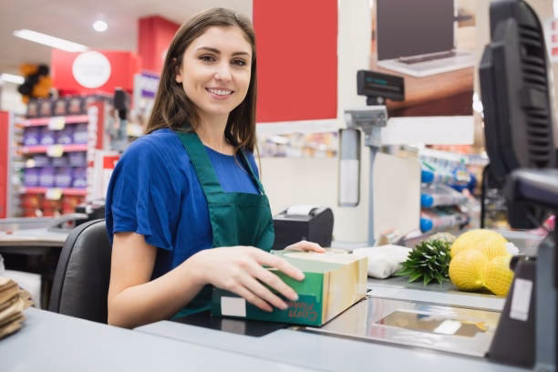 ¿Qué hace una cajera de un supermercado?