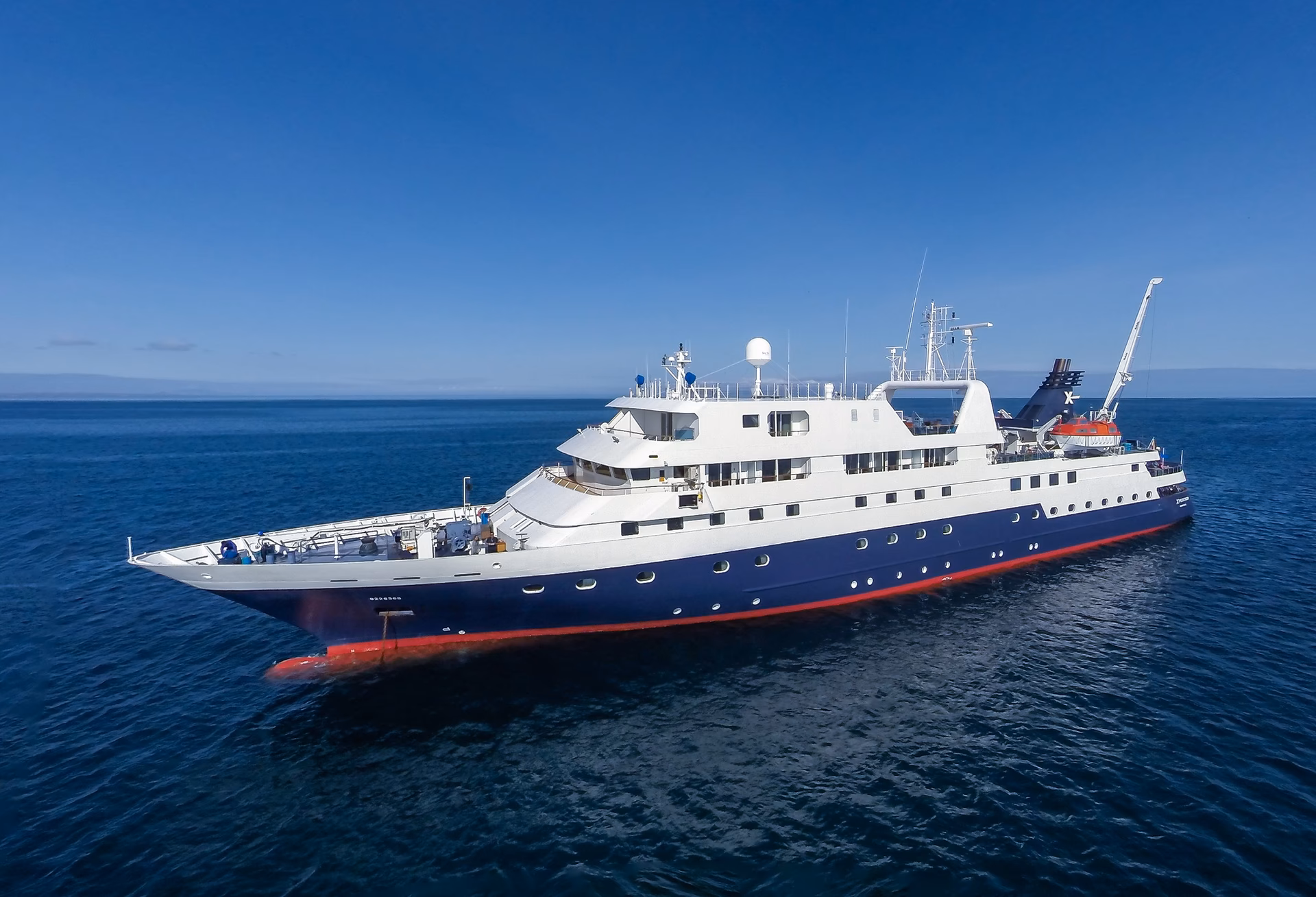 How much do celebrity cruise staff get paid?