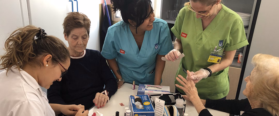 ¿Qué estudiar para trabajar en un centro de día?