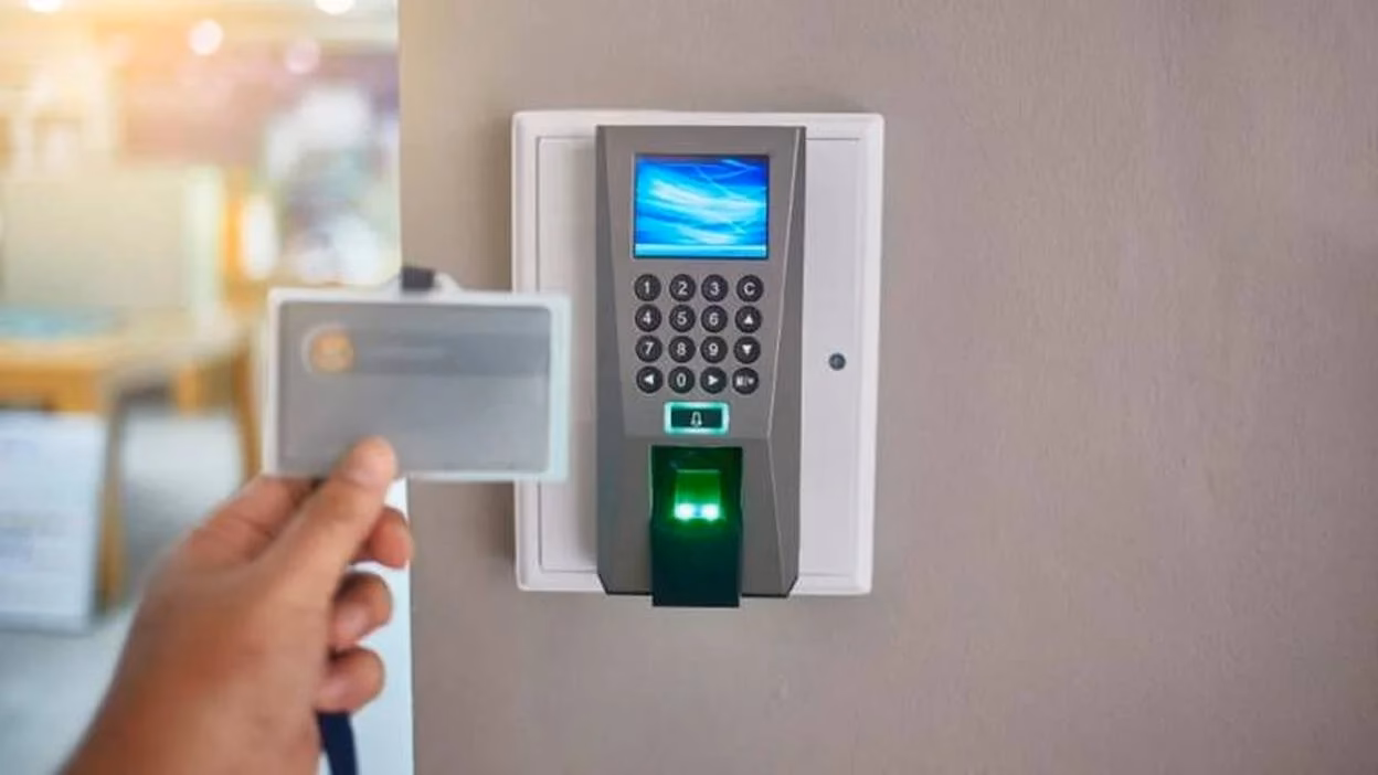 ¿Cómo controlar la entrada y salida del personal?