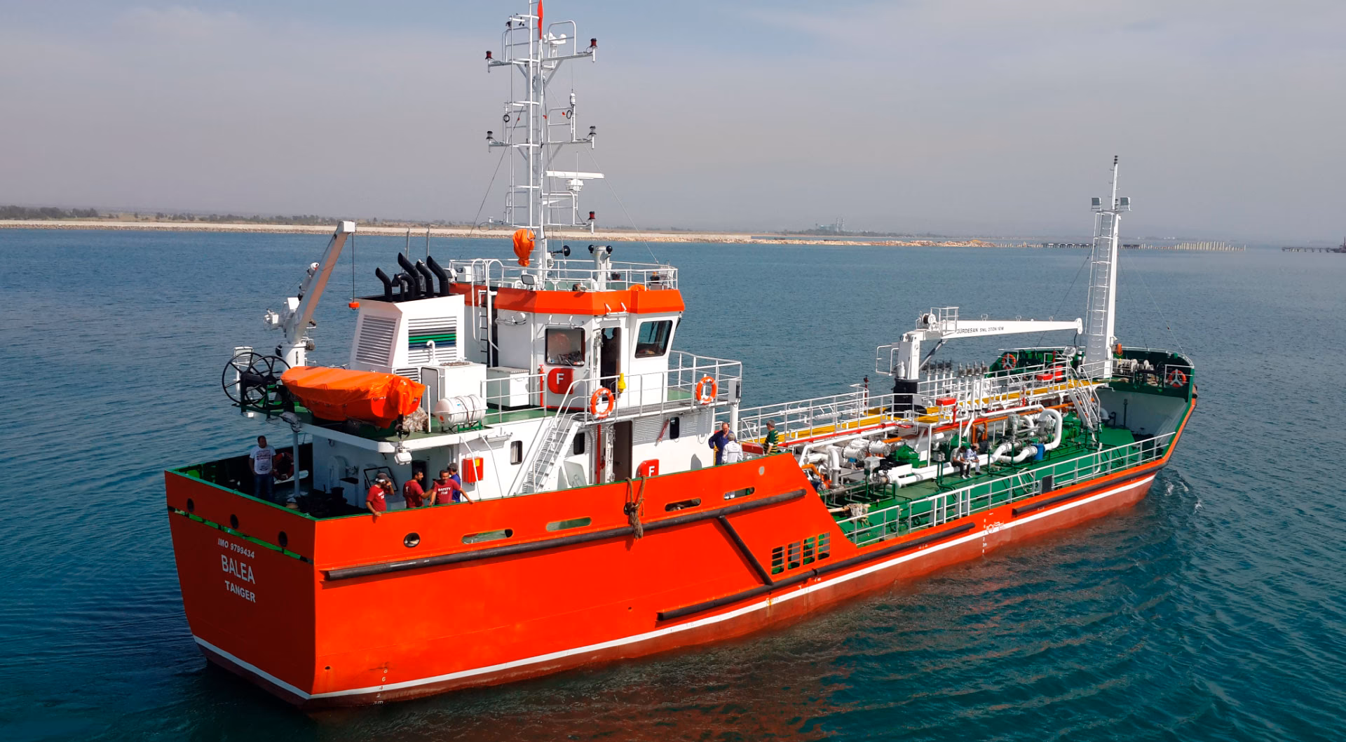 ¿Qué se necesita para trabajar en un barco mercante?