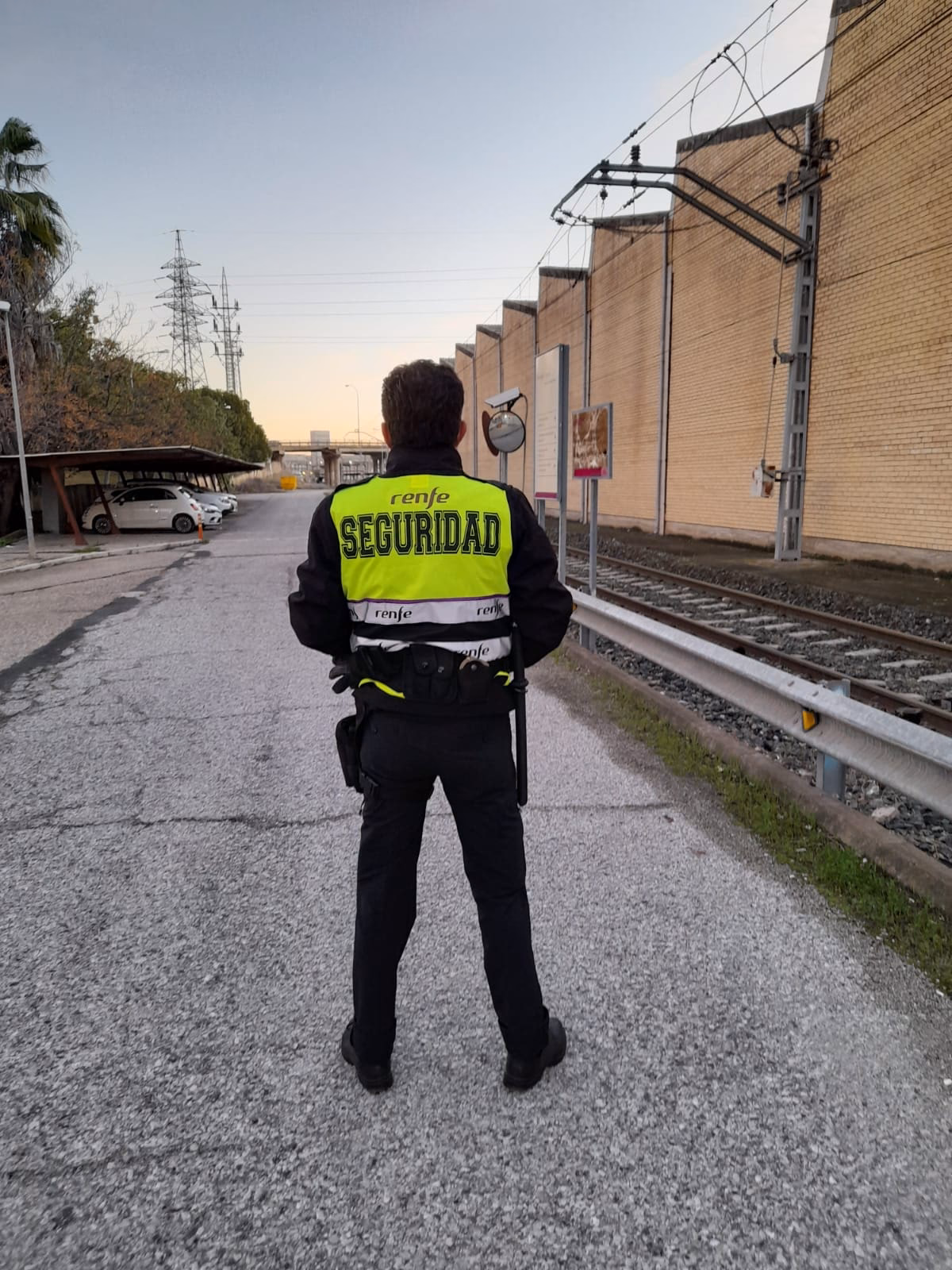 ¿Cómo debe estar el uniforme de un guardia de seguridad?