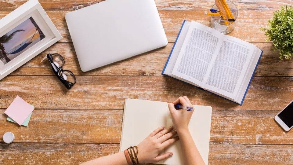 ¿Cómo puedo conseguir un trabajo como corrector de textos?