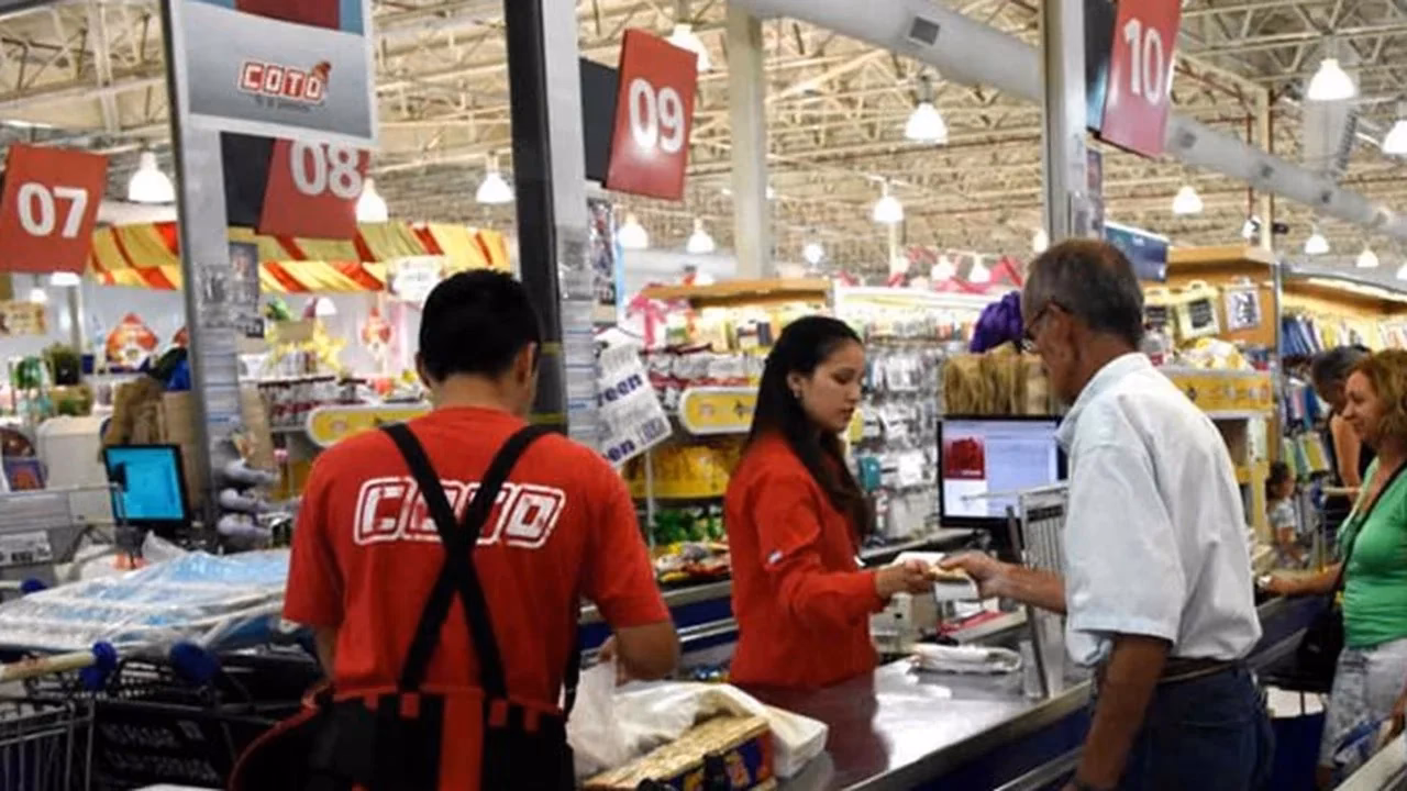 ¿Cuántas horas se trabaja de cajera en Coto?