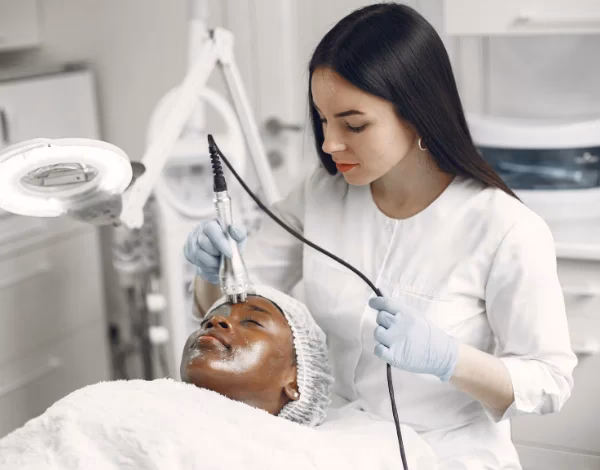 ¿Cuál es el rol de una cosmetóloga?