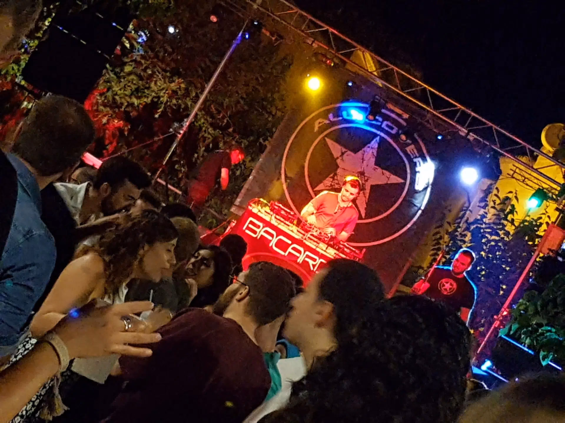 ¿Cuánto puede ganar un DJ en Perú?