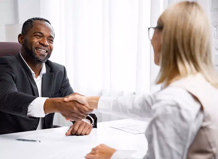 ¿Cuánto cobra un director de arte al mes?