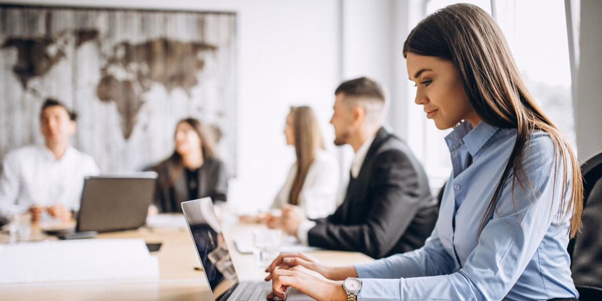 ¿Qué tipo de pensamiento se desarrolla en la adultez temprana?