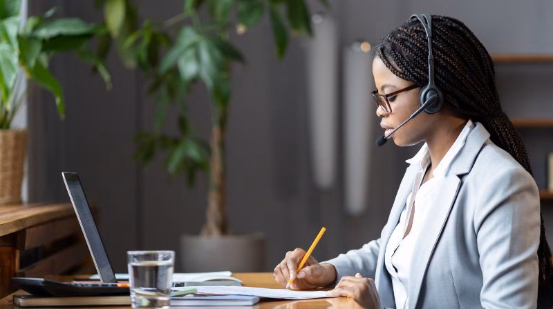 ¿Cuál es el trabajo de un empleado administrativo?