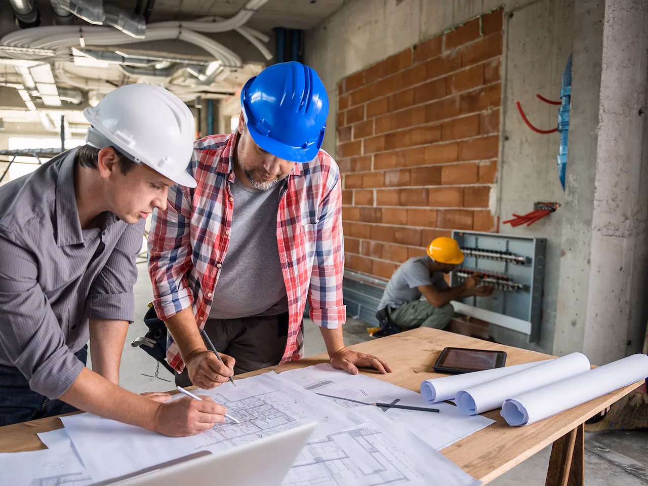 ¿Cómo se le llama al ayudante de un arquitecto?