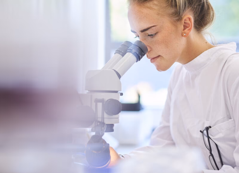 ¿Cuánto gana un biólogo de laboratorio?