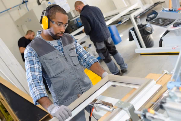 ¿Cuánto cobra un carpintero de aluminio?