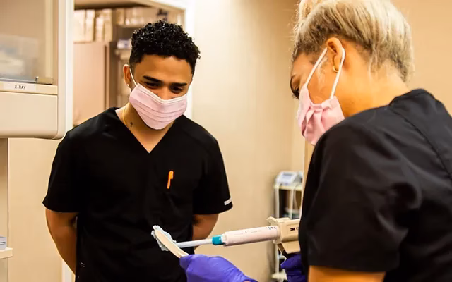 ¿Cuánto pagan a un asistente dental?