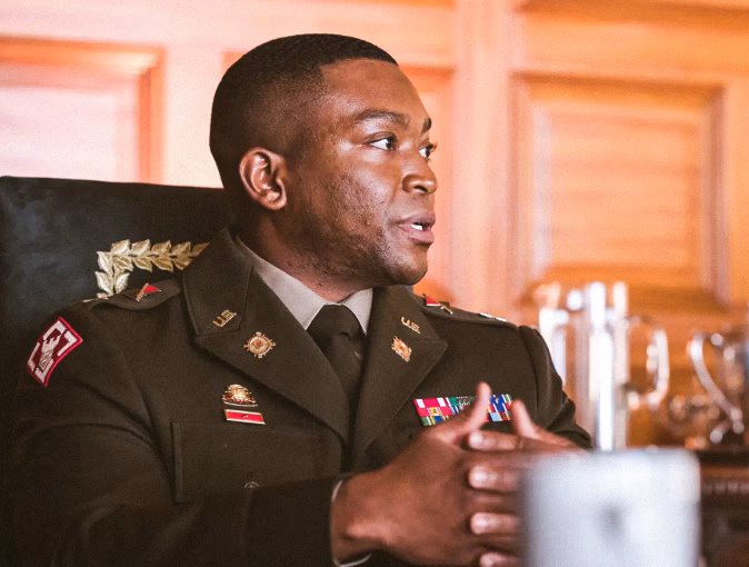 ¿Qué es un trabajo de oficial?