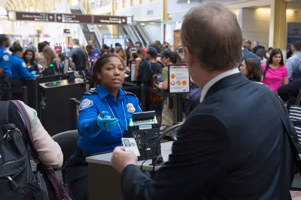 ¿Cuánto gana un security en el aeropuerto?