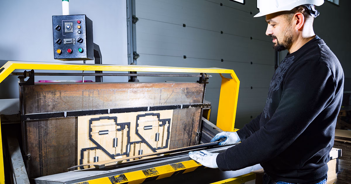 ¿Cuáles son las funciones de un troquelador?