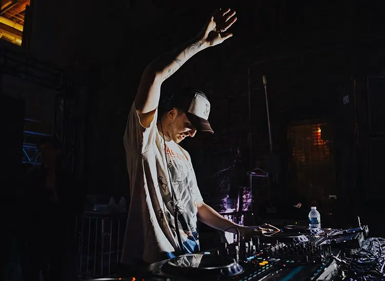 How much does a DJ get paid?