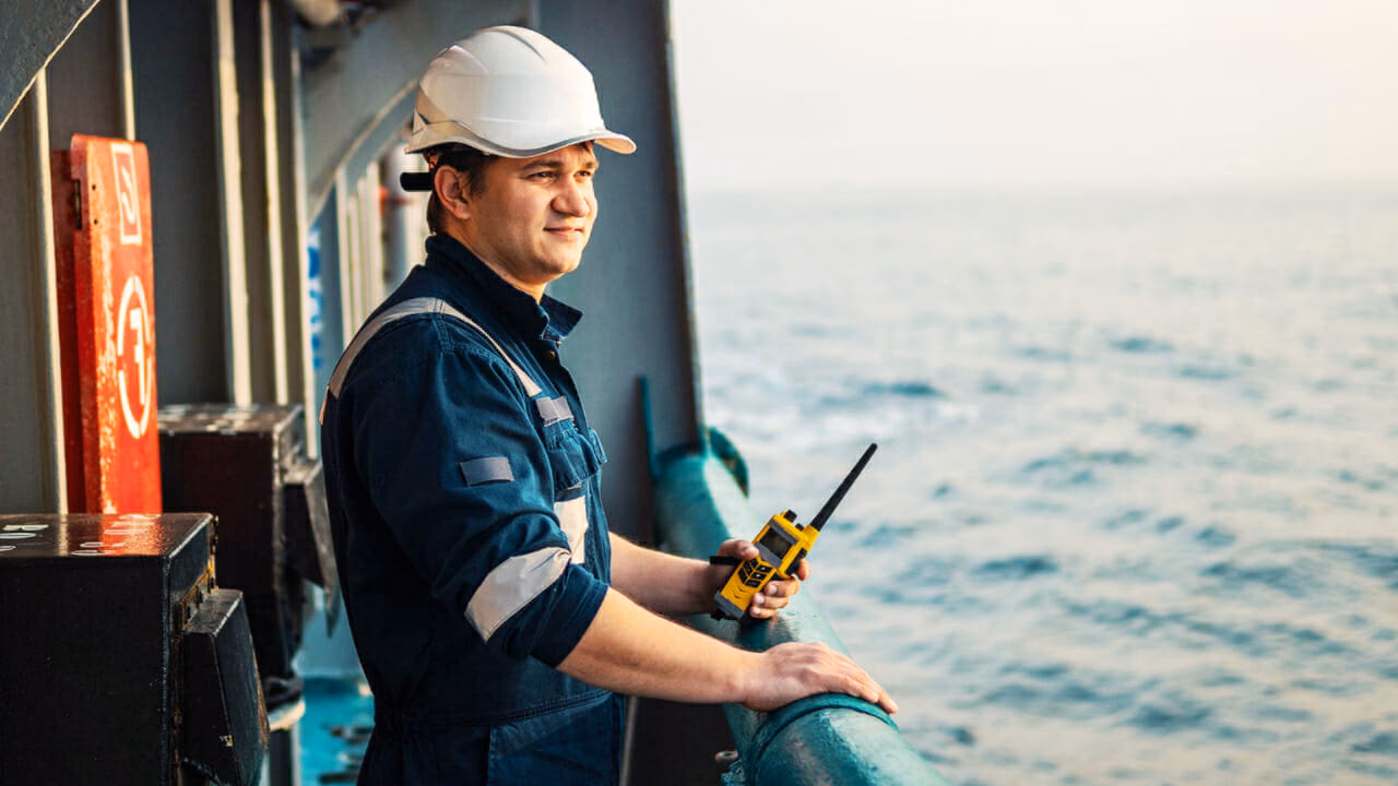 ¿Cómo trabajar en un barco mercante?