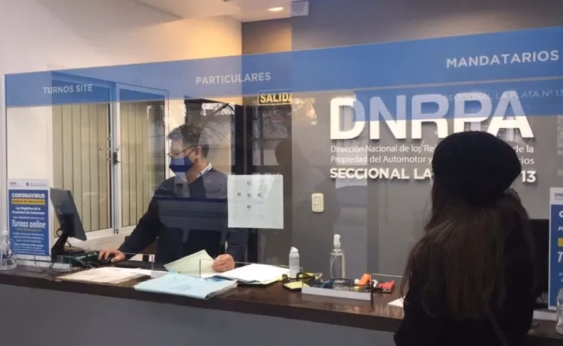 ¿Cuánto cobra un encargado de Registro Automotor?