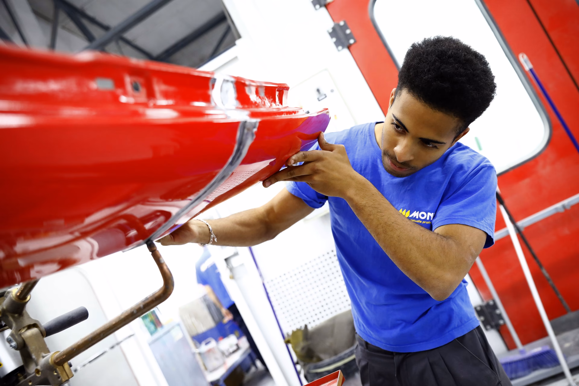 ¿Qué edad hay que tener para trabajar en un taller de carrocería?