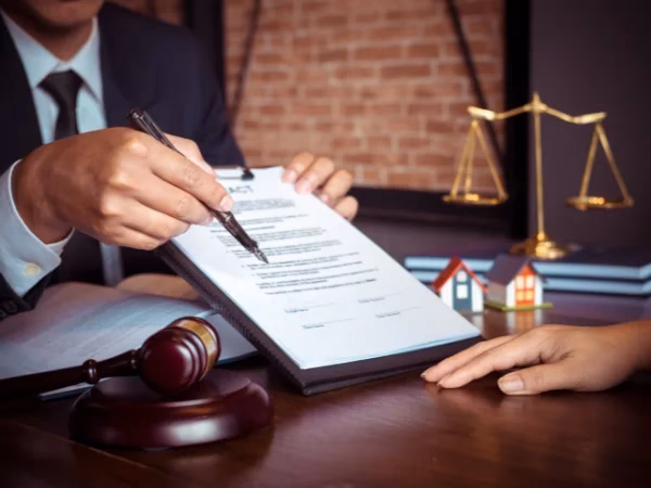 ¿Es posible trabajar mientras se estudia derecho?