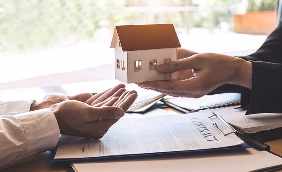 ¿Qué hace un trabajador en una inmobiliaria?