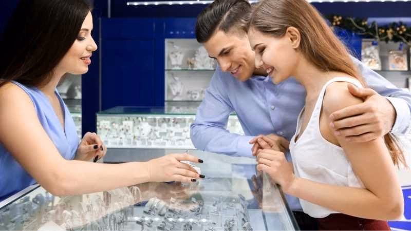 ¿Qué se necesita para trabajar en una joyería?