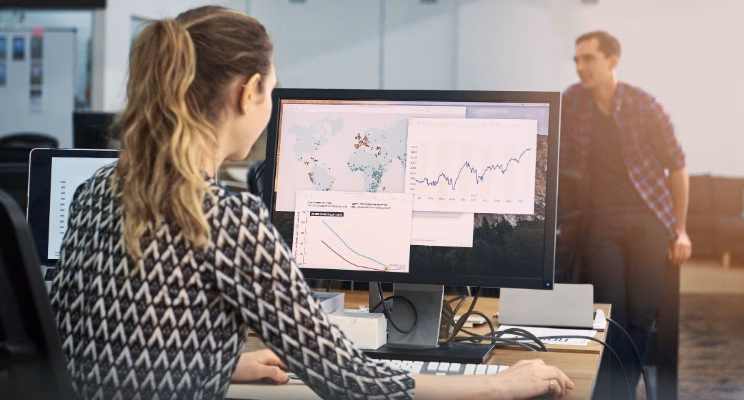 ¿Cuál es la tasa de empleabilidad para los titulados en Comercio Internacional?