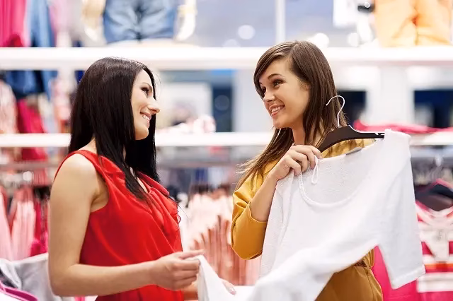 ¿Cómo se llama el trabajador de una tienda de ropa?