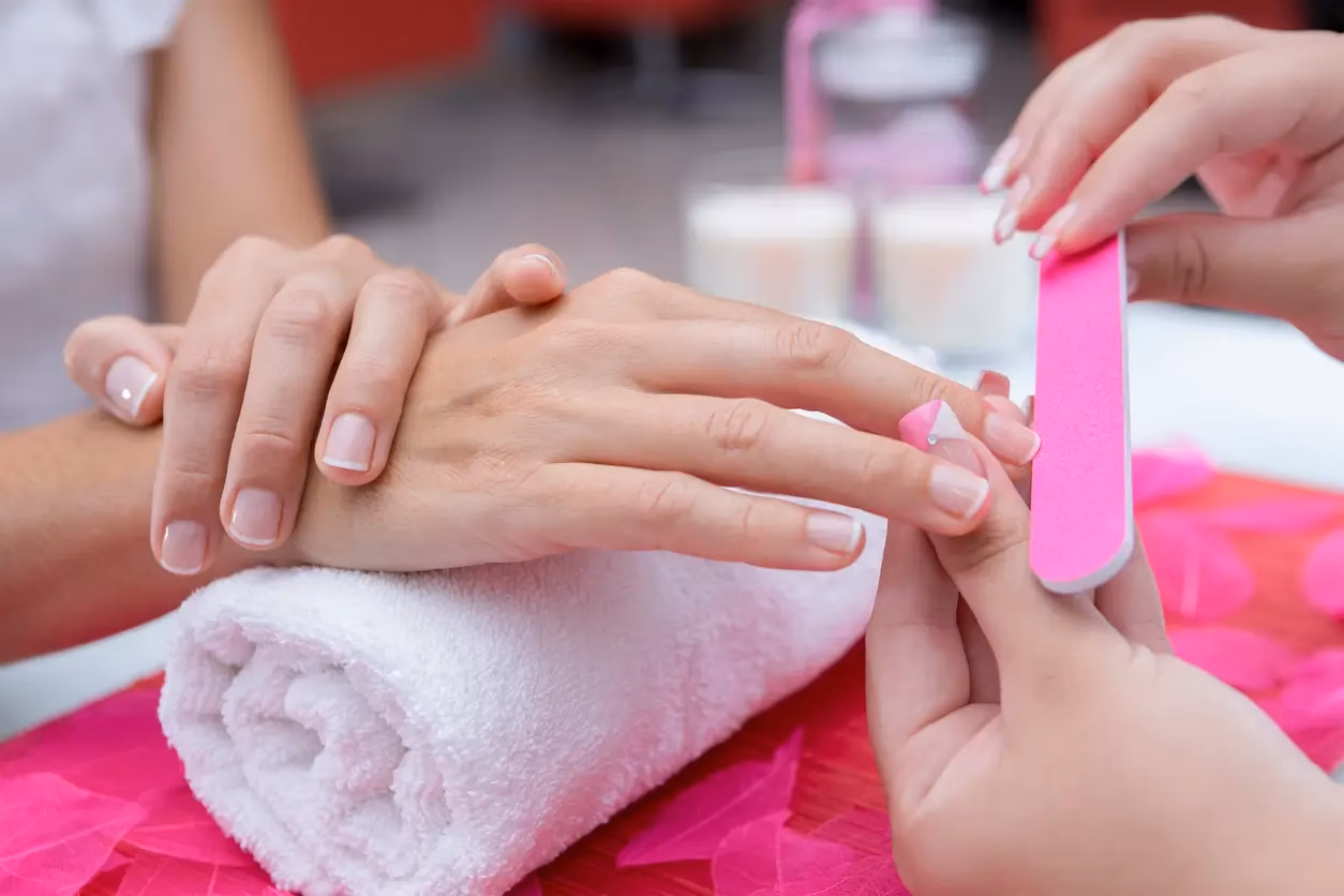 ¿Cuánto gana una empleada de uñas?