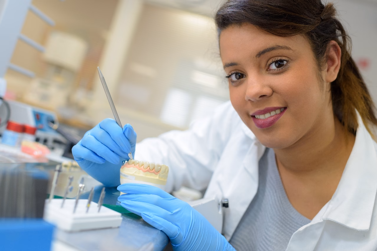 ¿Cuánto cobra un técnico dental?