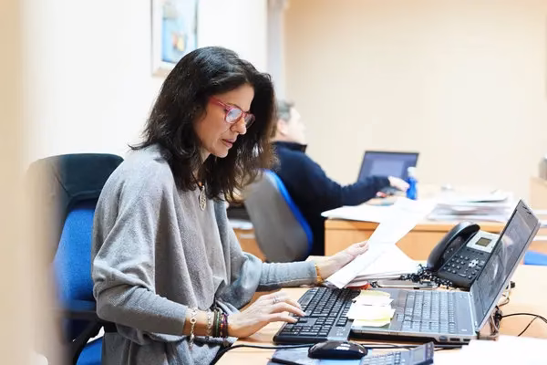 ¿Qué indicador mide el empleo?