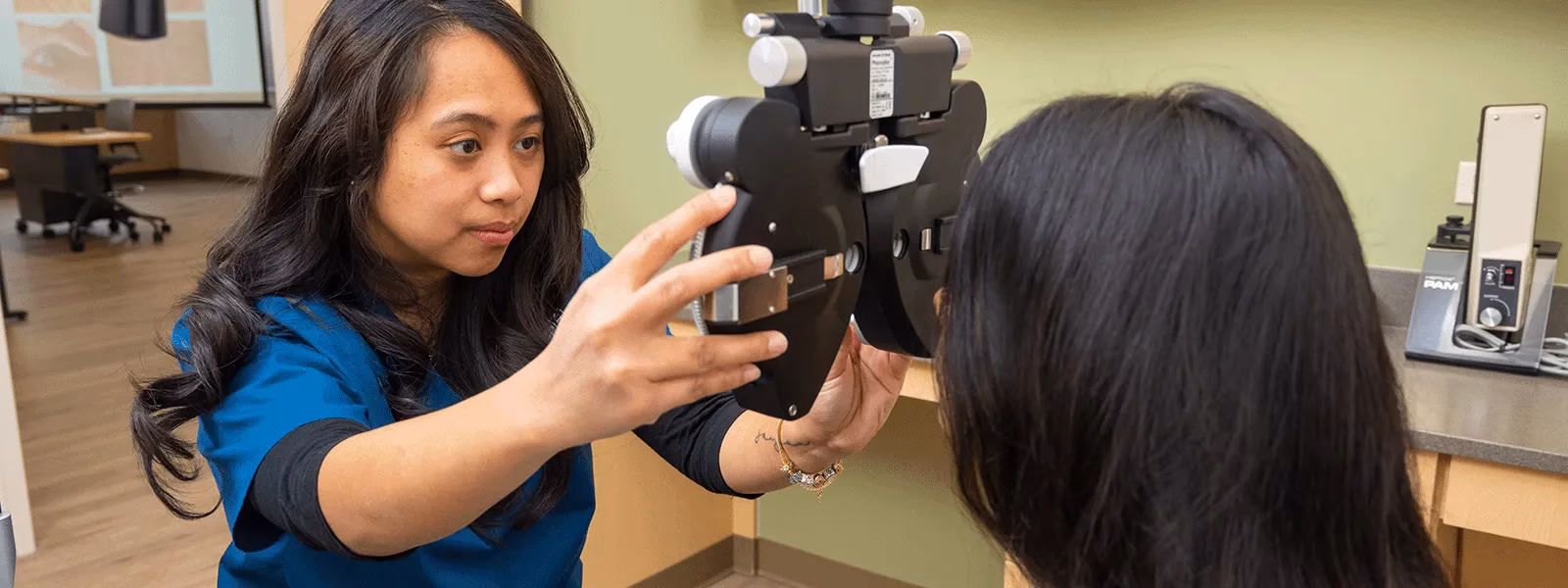 ¿Cuánto cobra un oftalmólogo por consulta?