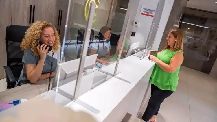 ¿Cuánto gana una recepcionista en Madrid?