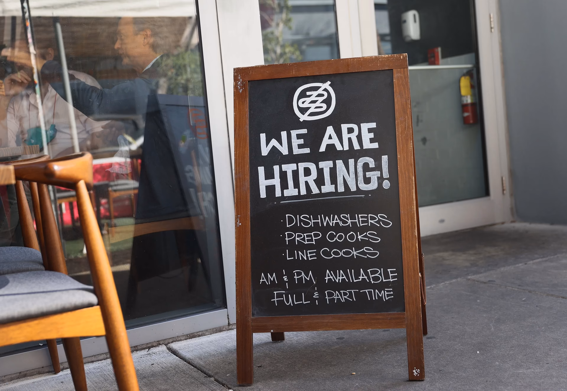 ¿En qué mes contratan más restaurantes?