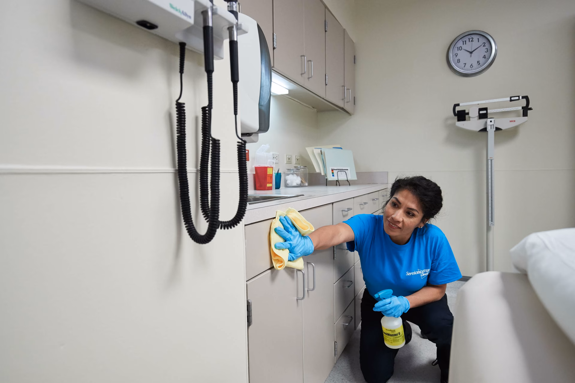 ¿Cuánto gana una persona de limpieza en el hospital?