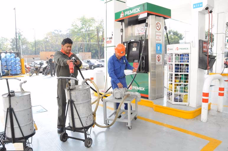 ¿Cómo cargan gas en las estaciones de servicio?