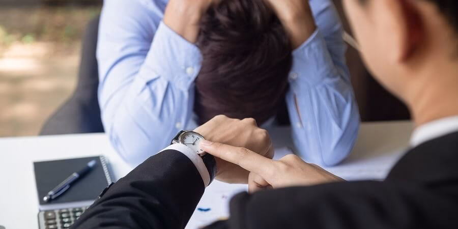 ¿Cuándo se considera falta de puntualidad en el trabajo?