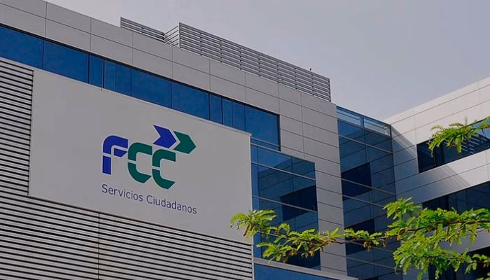 What are the qualifications to work in the FCC?