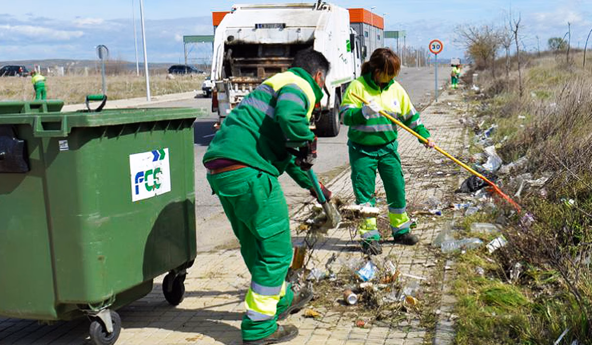 What are the qualifications to work in the FCC?