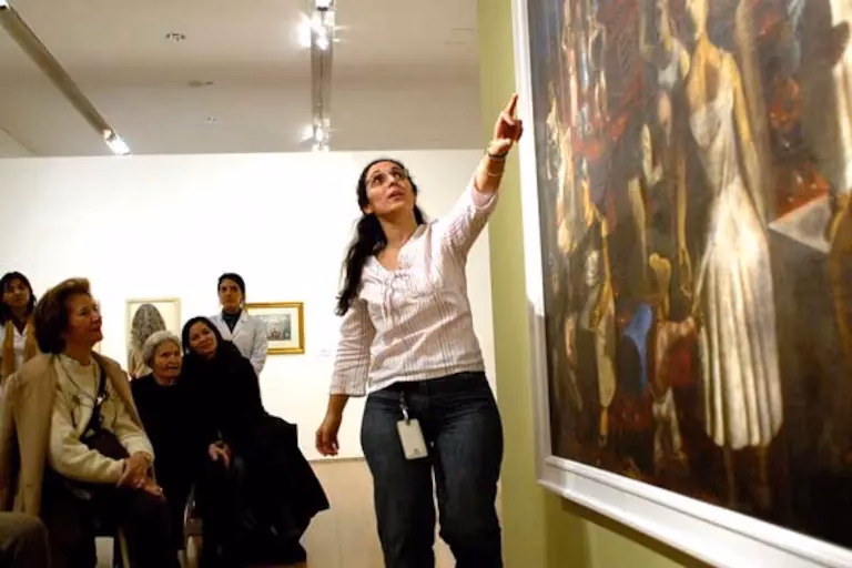 ¿Qué se necesita para ser guía en un museo?