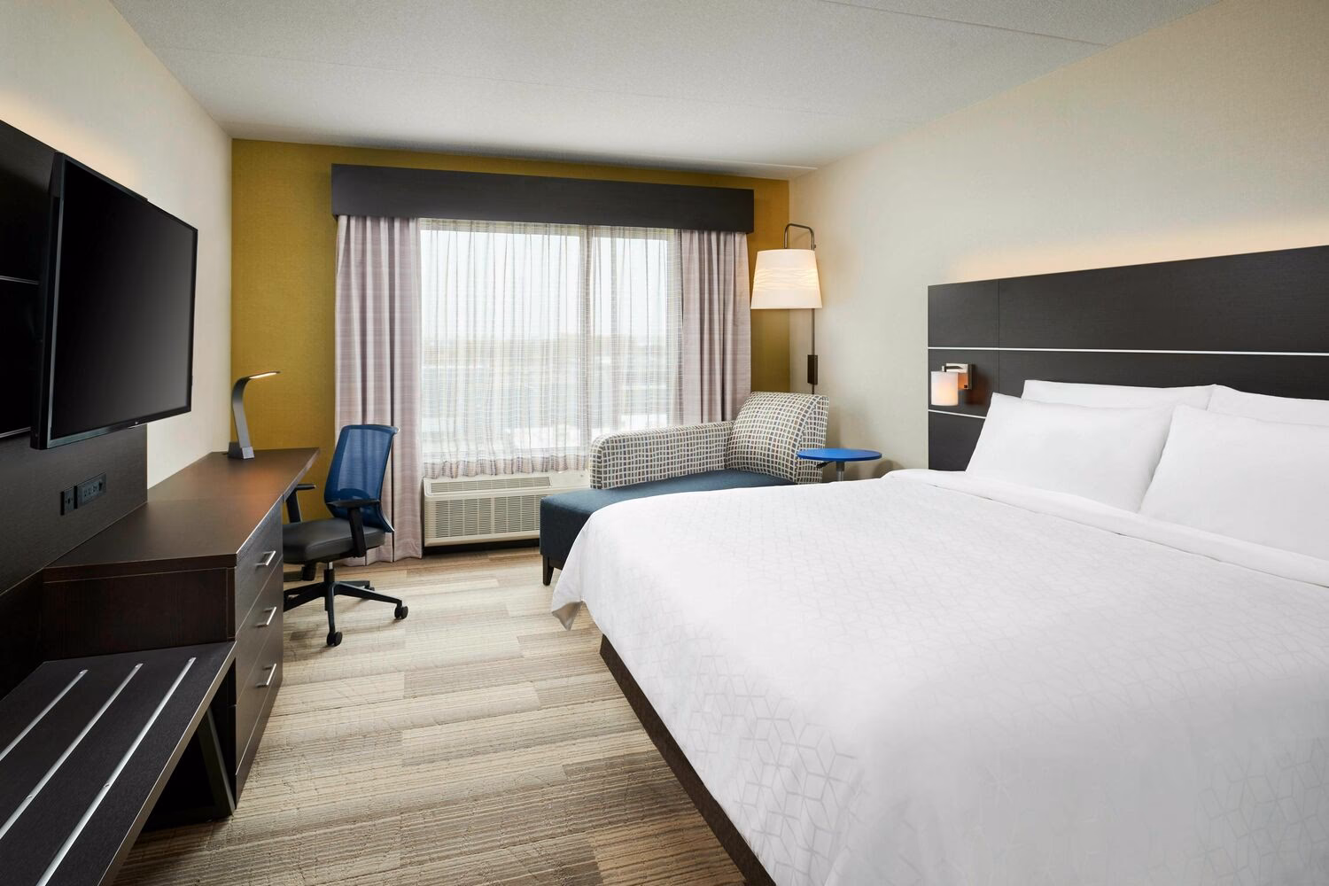 Does Holiday Inn allow 17 year olds?