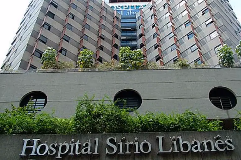 ¿Cuántas camas tiene el hospital Sirio-Libanes?