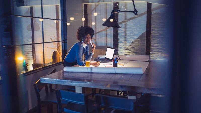 ¿Cómo debe ser la iluminación en el área de trabajo?